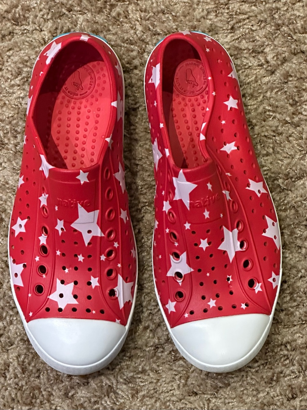 Native Kids Youth 4 (Women’s 6) Slip-On Water Shoes in Red with White Stars